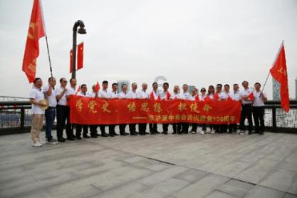 凤凰洲街道征订百份《南昌日报》送重点企业